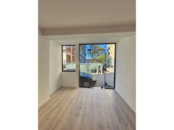 Tirane, jepet me qera ambjent biznesi Kati 0, 47 m² 700 € (Stadiumi Dinamo)