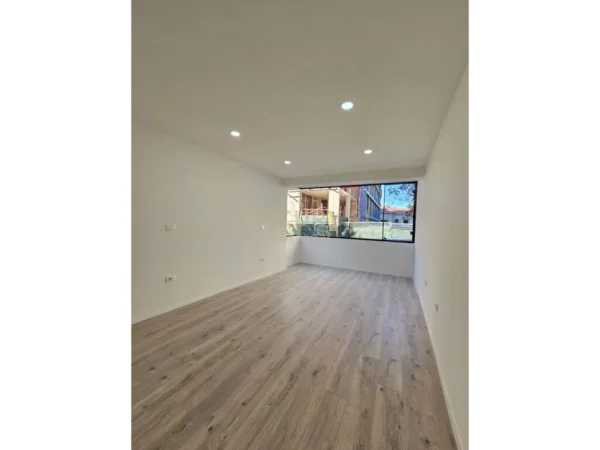 Tirane, jepet me qera ambjent biznesi Kati 0, 47 m² 700 € (Stadiumi Dinamo)