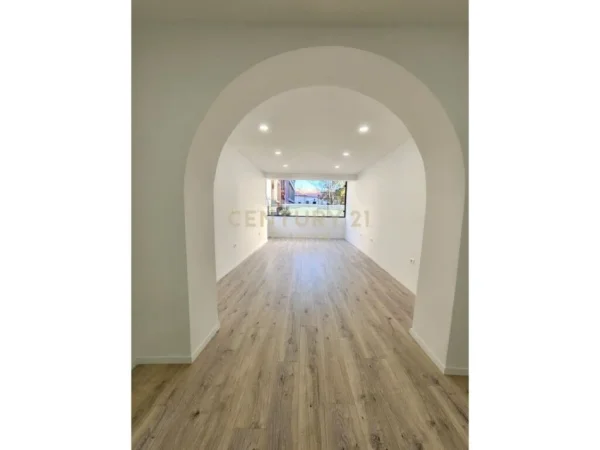 Tirane, jepet me qera ambjent biznesi Kati 0, 47 m² 700 € (Stadiumi Dinamo)