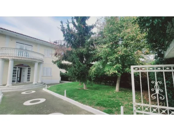 Tirane, shitet Vile 2 Katshe Kati 2, 650 m² 360.000 € (VAQARR)