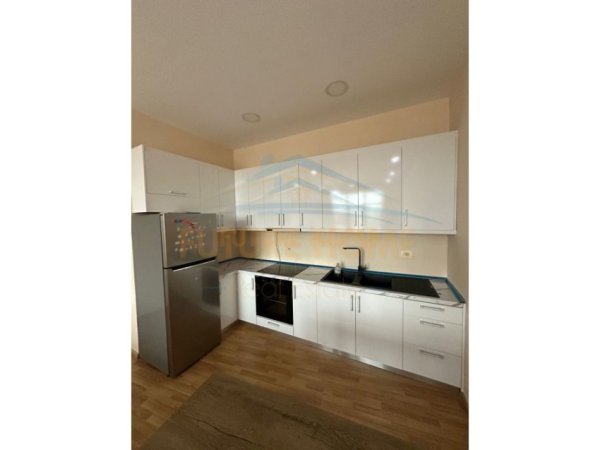 Tirane, jepet me qera apartament 2+1+Ballkon Kati 9, 125 m² 500 € (Unaza e Re)