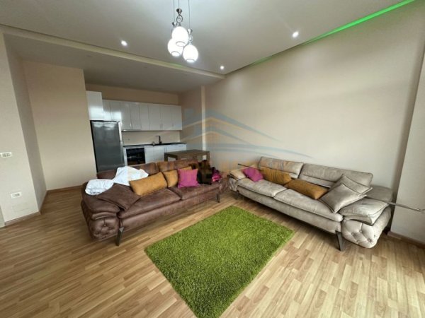 Tirane, jepet me qera apartament 2+1+Ballkon Kati 9, 125 m² 500 € (Unaza e Re)