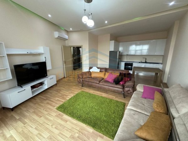 Tirane, jepet me qera apartament 2+1+Ballkon Kati 9, 125 m² 500 € (Unaza e Re)