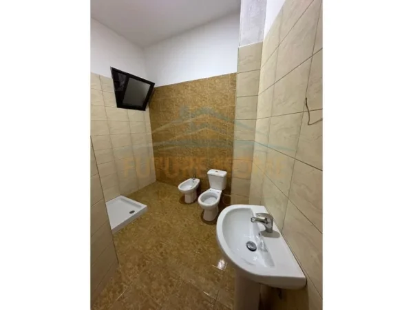 Tirane, jepet me qera apartament 2+1+Ballkon Kati 9, 125 m² 500 € (Unaza e Re)