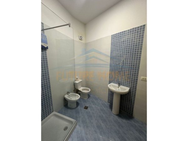Tirane, jepet me qera apartament 2+1+Ballkon Kati 9, 125 m² 500 € (Unaza e Re)