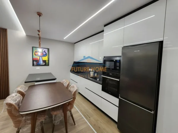 Tirane, jepet me qera apartament 2+1+Ballkon Kati 3, 116 m² 900 € (Don Bosko)