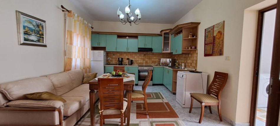 Tirane, jepet me qera apartament 2+1+Ballkon Kati 2, 65 m² 550 € (ambasada amerikane)