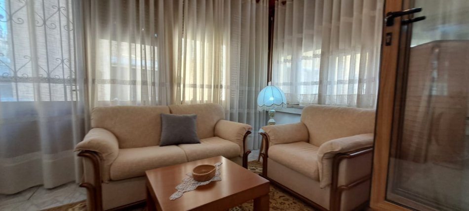 Tirane, jepet me qera apartament 2+1+Ballkon Kati 2, 65 m² 550 € (ambasada amerikane)