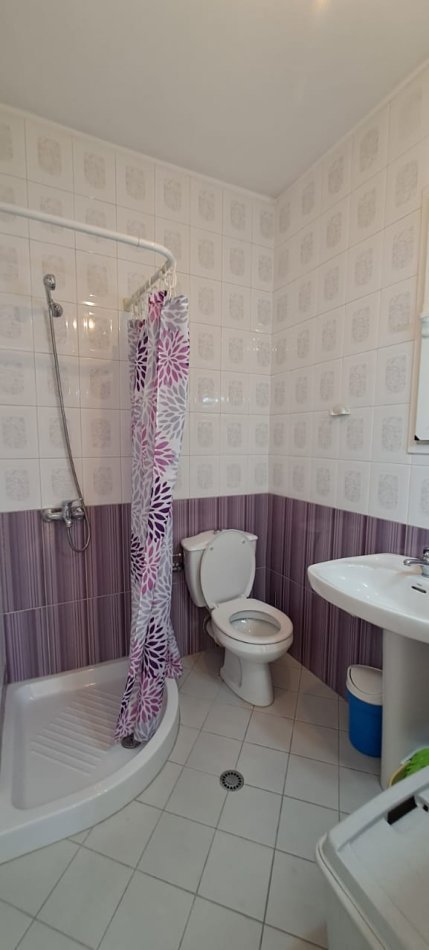 Tirane, jepet me qera apartament 2+1+Ballkon Kati 2, 65 m² 550 € (ambasada amerikane)