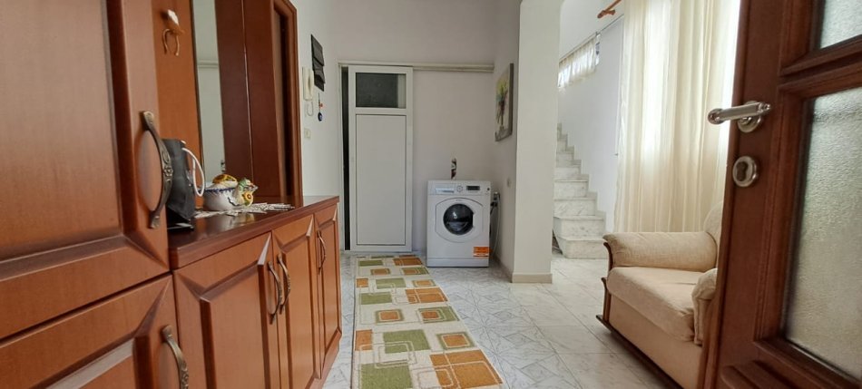Tirane, jepet me qera apartament 2+1+Ballkon Kati 2, 65 m² 550 € (ambasada amerikane)