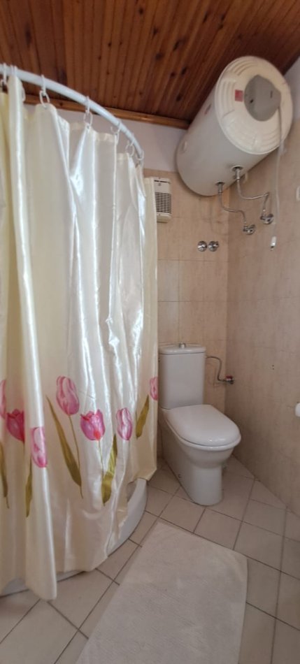 Tirane, jepet me qera apartament 2+1+Ballkon Kati 2, 65 m² 550 € (ambasada amerikane)