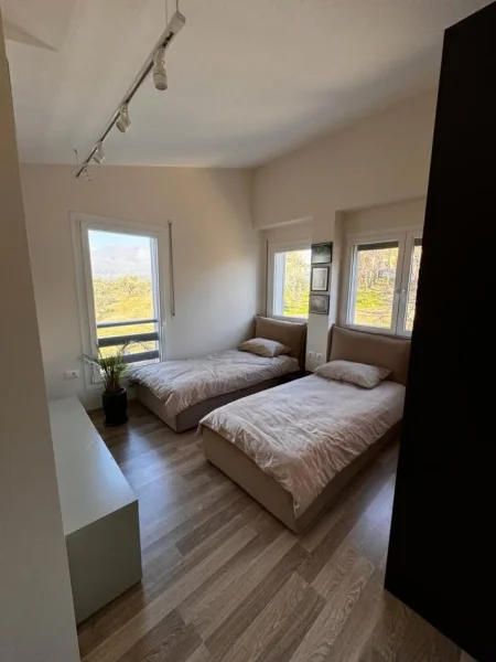 Tirane, shitet apartament 2+1+Ballkon Kati 2, 130 m²  (Long Hill Residence, prane TEG)