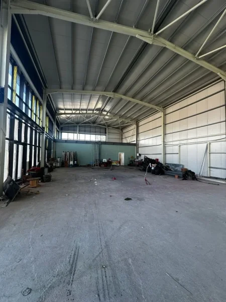 Tirane, jepet me qera magazine Kati 0, 630 m² 4.000 € (rinas)