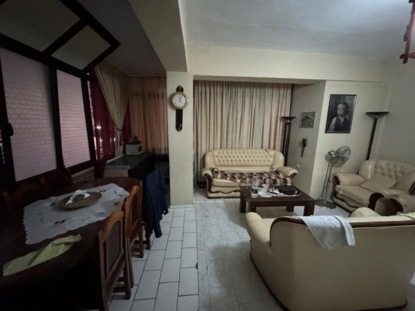 Durres, jepet me qera apartament 2+1 Kati 2, 400 m² 400 € 