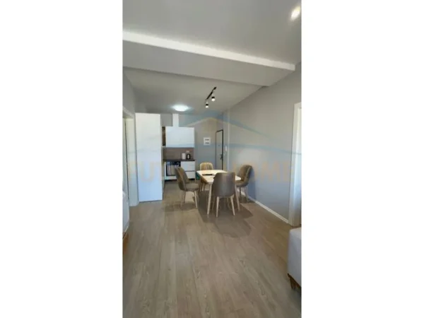 Tirane, jepet me qera apartament 2+1+Ballkon Kati 15, 110 m² 1.100 € (Tirana Garsen Building Residence)