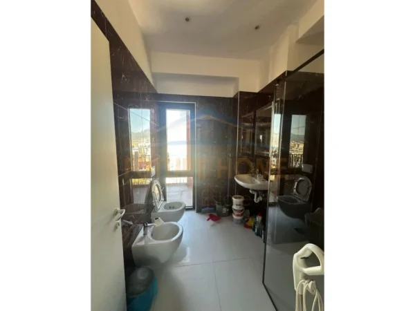 Tirane, jepet me qera apartament 2+1+Ballkon Kati 15, 110 m² 1.100 € (Tirana Garsen Building Residence)