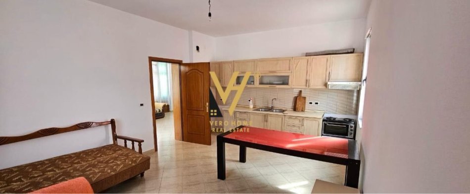 Tirane, jepet me qera apartament 2+1+Ballkon Kati 3, 119 m² 650 € (PALLATI ME SHIGJETA)