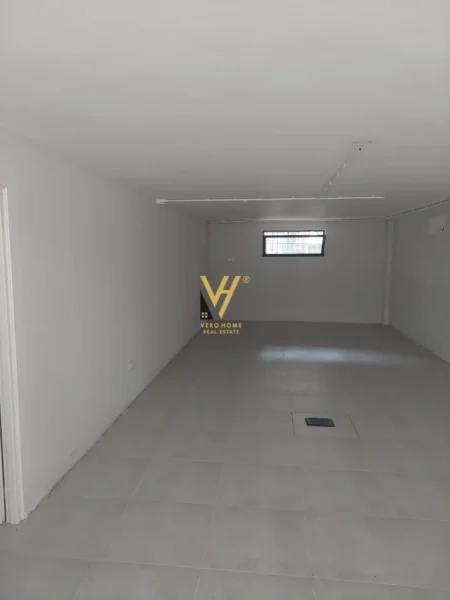 Tirane, jepet me qera dyqan Kati 0, 105 m² 1.300 € (PALLATET AGIMI)