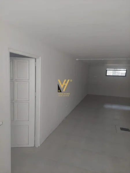 Tirane, jepet me qera dyqan Kati 0, 105 m² 1.300 € (PALLATET AGIMI)