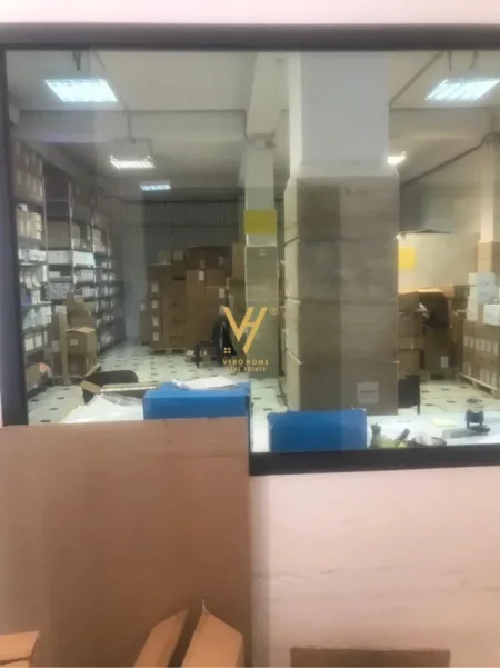 Tirane, jepet me qera magazine Kati 0, 1.500 m² 2.000 € (VORE)