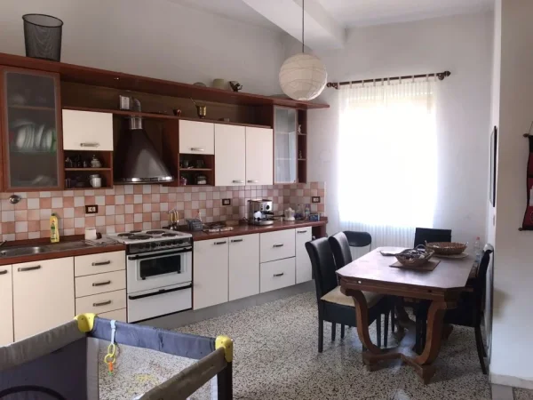 Tirane, jepet me qera apartament 3+1 Kati 3, 154 m² 800 € (Rruga e dibres)