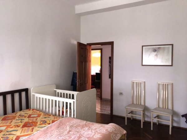 Tirane, jepet me qera apartament 3+1 Kati 3, 154 m² 800 € (Rruga e dibres)