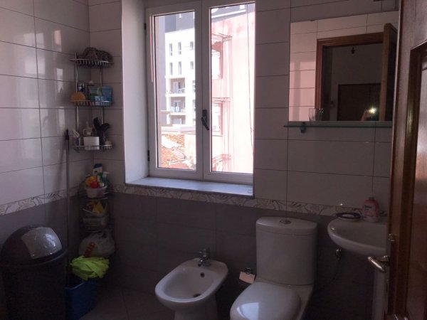 Tirane, jepet me qera apartament 3+1 Kati 3, 154 m² 800 € (Rruga e dibres)