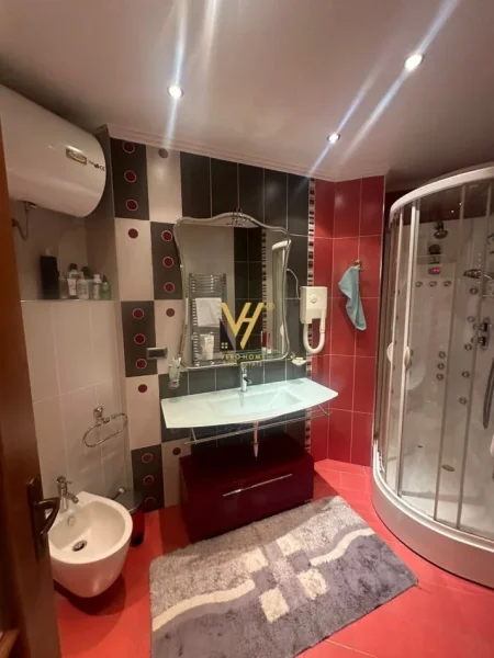 Tirane, shitet apartament 3+1+Ballkon Kati 3, 202 m² 540.000 € (BLLOK)