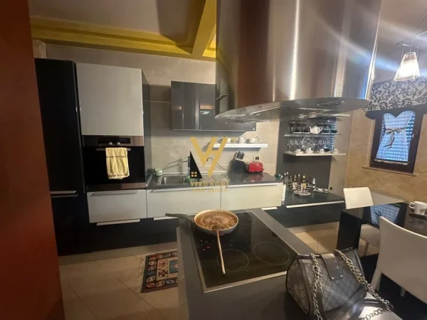 Tirane, shitet apartament 3+1+Ballkon Kati 3, 202 m² 540.000 € (BLLOK)