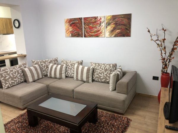 Tirane, jepet me qera apartament 3+1 Kati 6, 150 m² 1.100 € (Myslym shyri)