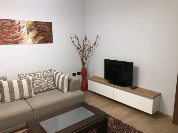Tirane, jepet me qera apartament 3+1 Kati 6, 150 m² 1.100 € (Myslym shyri)