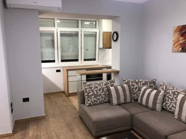 Tirane, jepet me qera apartament 3+1 Kati 6, 150 m² 1.100 € (Myslym shyri)