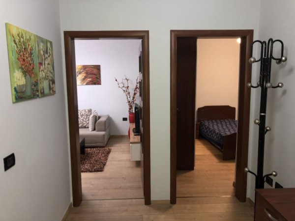 Tirane, jepet me qera apartament 3+1 Kati 6, 150 m² 1.100 € (Myslym shyri)