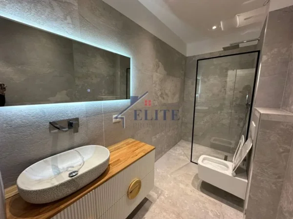 Tirane, jepet me qera zyre Kati 7, 75 m² 950 € (Rruga e Kavajes)