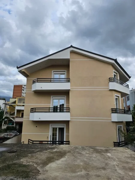 Tirane, jepet me qera Vile , 450 m² 3200 € (3 Vellezerit Kondi prane Vilave Gjermane perball Sofres se Ariut)