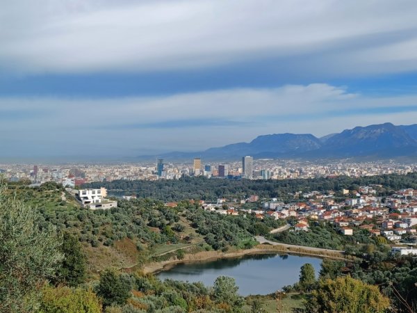 Tirane, shes truall 2.500 m²(Mjull Liqeni)