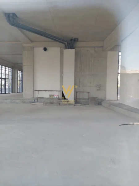 Tirane, shitet dyqan Kati 0, 350 m² 1.120.000 € (PORCELAN)