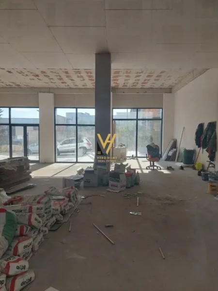 Tirane, shitet dyqan Kati 0, 154 m² 540.500 € (PORCELAN)