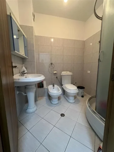 Tirane, jepet me qera apartament 2+1 Kati 9, 90 m² 500 € (astir)