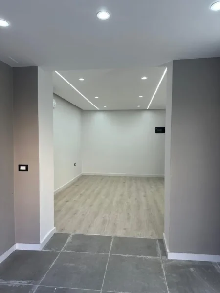 Tirane, jepet me qera zyre Kati 0, 30 m² 400 € 
