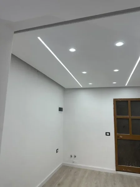 Tirane, jepet me qera zyre Kati 0, 30 m² 400 € 