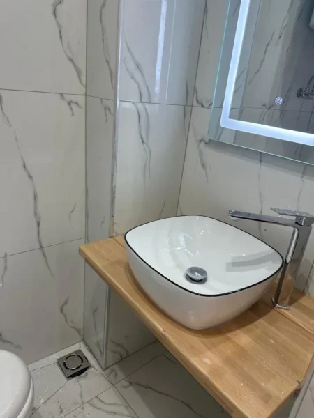 Tirane, jepet me qera zyre Kati 0, 30 m² 400 € 