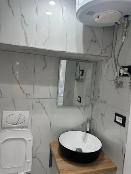 Tirane, jepet me qera zyre Kati 0, 30 m² 400 € 