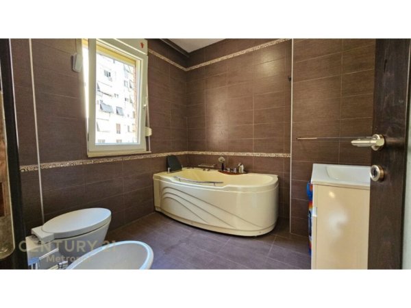 Tirane, jepet me qera apartament 2+1+Aneks+Ballkon Kati 2, 110 m² 800 € (Myslym Shyri)