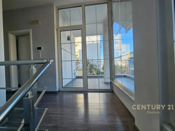 Tirane, jepet me qera zyre Kati 2, 144 m² 1.400 € (21 Dhjetori)