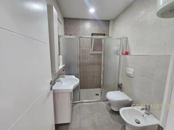 Tirane, jepet me qera zyre Kati 2, 144 m² 1.400 € (21 Dhjetori)