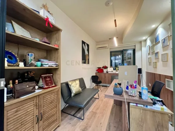 Tirane, shes ambjent biznesi Kati 2, 221 m² (Blloku)