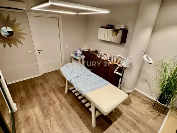 Tirane, shes ambjent biznesi Kati 2, 221 m² (Blloku)