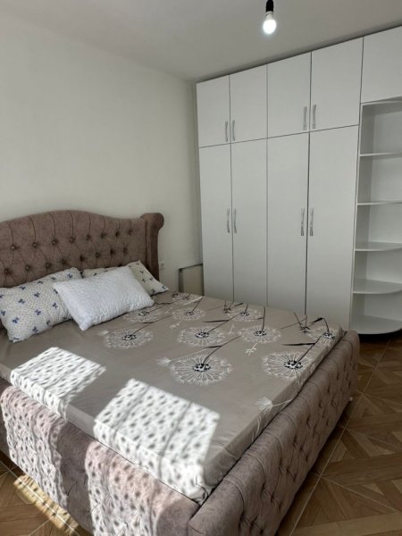 Tirane, jepet me qera apartament 2+1+Ballkon Kati 3, 102 m² 430 € (rruga sokrat miho)