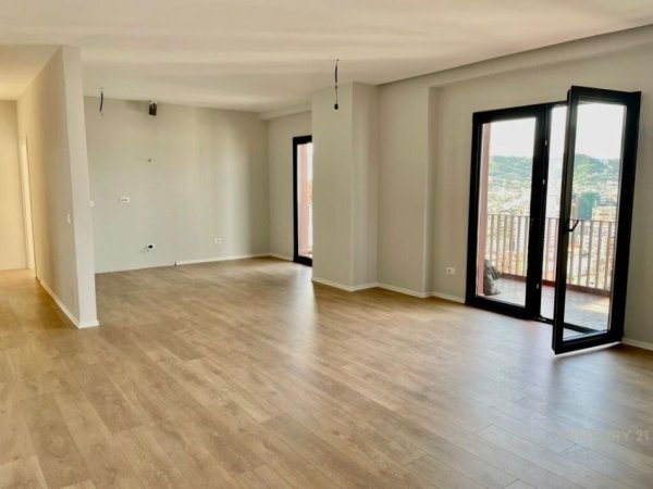 Tirane, jap me qera ambjent biznesi , 160 m² 2.100 € (Rruga e Kavajës)